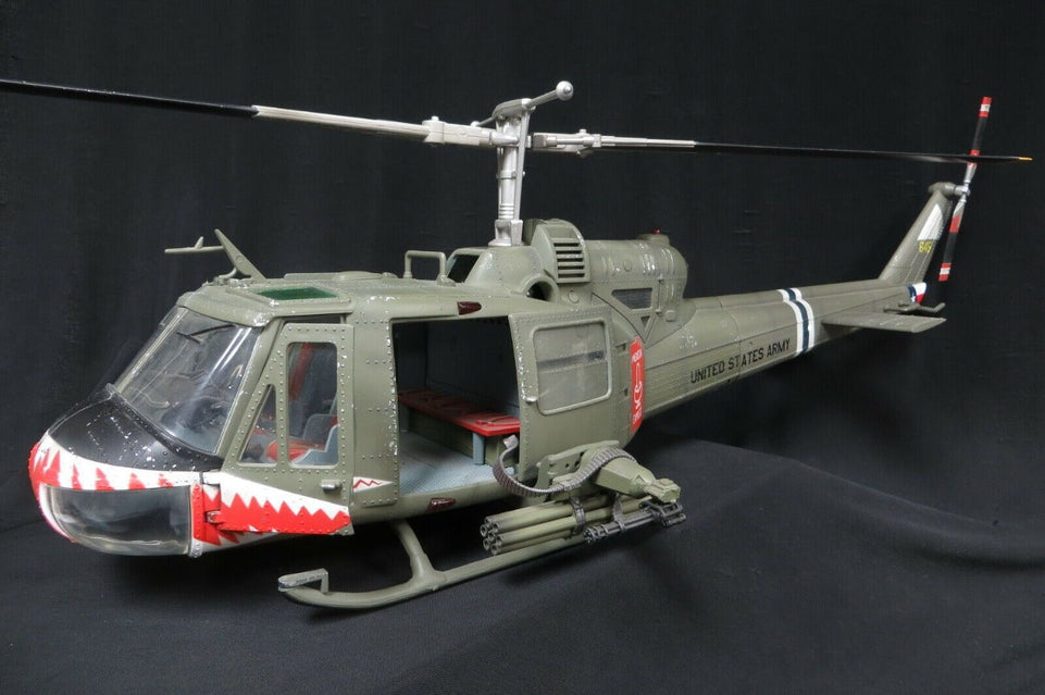 1/18 US ARMY HUEY B 174th AHC GUNSHIP "SHARK" - JS INTERNATIONAL #60028