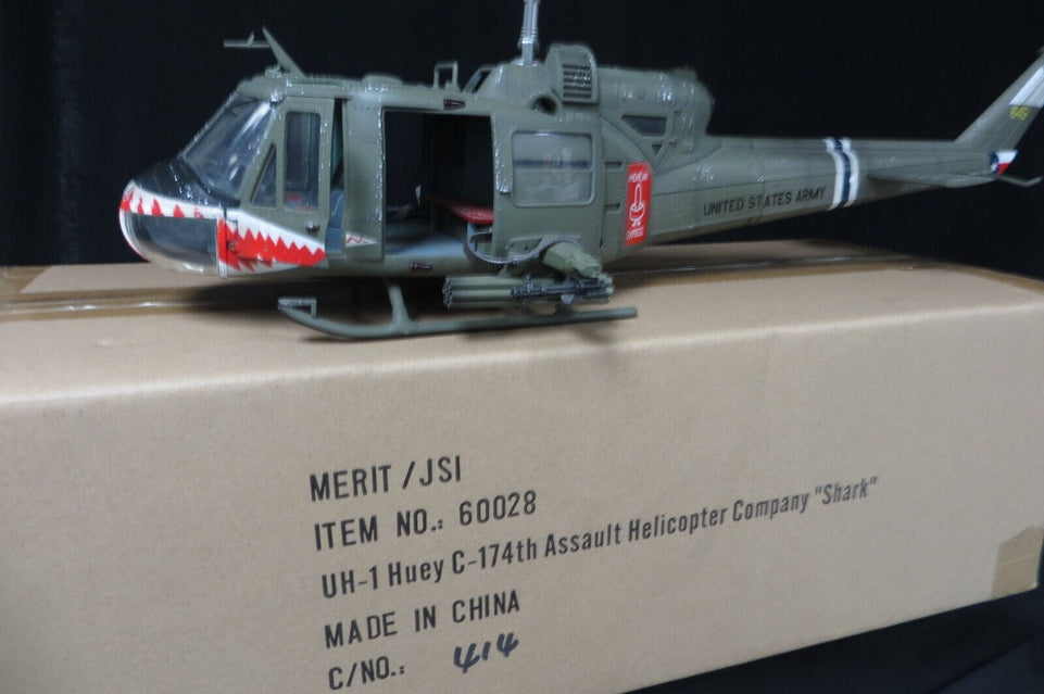 1/18 US ARMY HUEY B 174th AHC GUNSHIP "SHARK" - JS INTERNATIONAL #60028