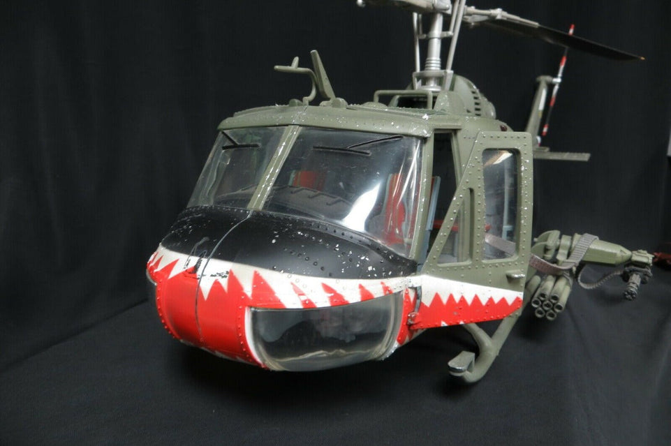 1/18 US ARMY HUEY B 174th AHC GUNSHIP "SHARK" - JS INTERNATIONAL #60028