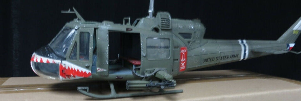 1/18 US ARMY HUEY B 174th AHC GUNSHIP "SHARK" - JS INTERNATIONAL #60028