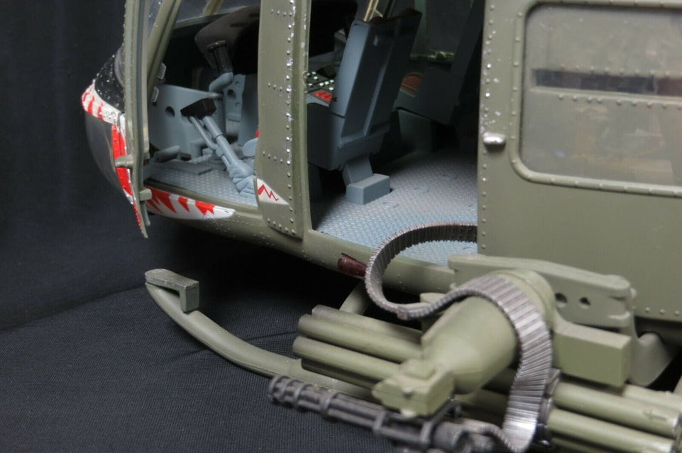 1/18 US ARMY HUEY B 174th AHC GUNSHIP "SHARK" - JS INTERNATIONAL #60028