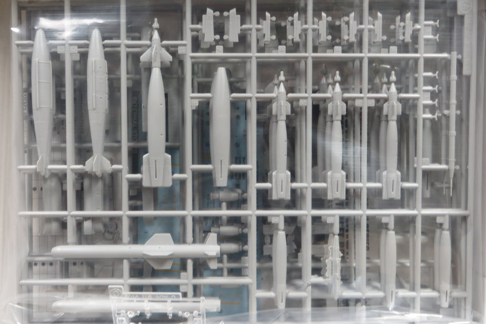 1/48 U.S. AIRCRAFT WEAPONS D - AIR to AIR MISSILES and TARGETING PODS HASEGAWA 36008 (X48-8)