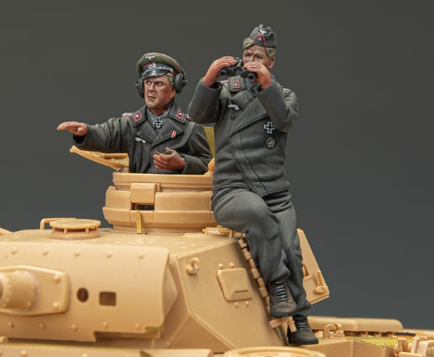 1/35 WWII German Panzer Commander & Crew (2 Resin figures Set)  by Rye Field Models