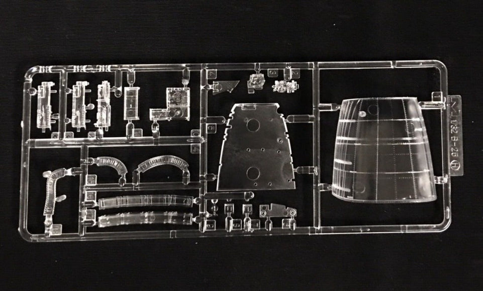 1/32 B-25J MITCHELL 'STRAFER'-CRYSTAL VERSION W/BONUS PARTS HONG KONG MODEL 01S01