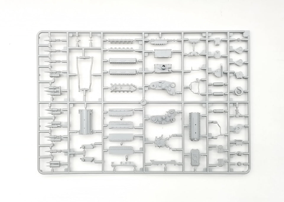 Amusing Hobby 35A041 1/35 Russian T-72AV MBT w/ Full Interior & Movable Tracks