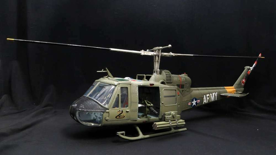 1/18 UH-1B - GUNSHIP 501st AVIATION BATTALION "FIREBIRDS" (By JS International HK)