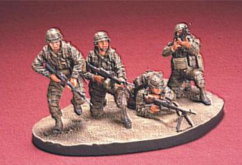 MARINE TEAM - 4 FIGURES W/BASE