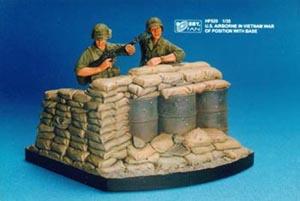 1/35 US AIRBORNE IN VIETNAM-2FIGS W/BASE