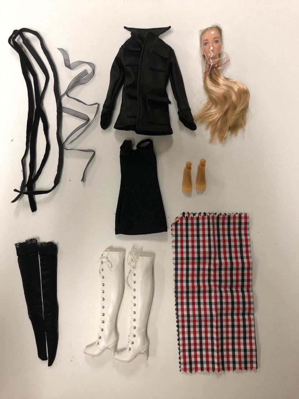 1/6 JESSIE - HEAD + FEMALE ACTION FIGURE ACCESSORIES (WHITE BOOTS) BY SUPER-TOYS